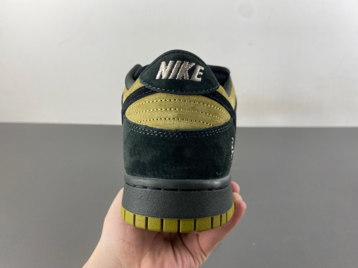 Svp*me x nike sb dunk low “camper green” hq8487-300