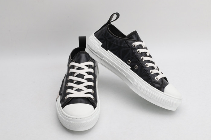 DR B23 OBLIQUE LOW TOP SNEAKER