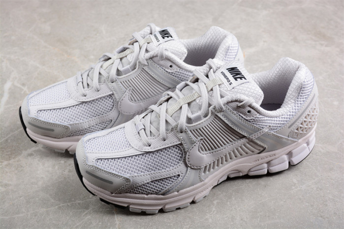 Nike AIR ZOOM VOMERO 5